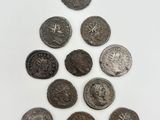 une pile de pièces d'argent posée sur une surface blanche