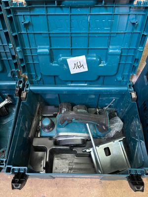 une boîte à outils bleue avec des outils à l'intérieur