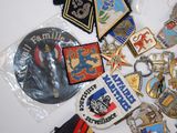 a lot of badges that are laying on a table