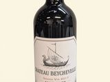 une bouteille de vin posée sur une table