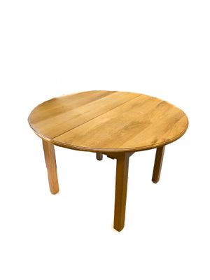 une image représentant une table en bois avec deux pieds et un plateau rond