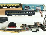un grand nombre de trains miniatures posés sur une table