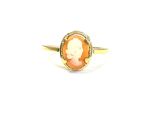 gros plan d'une bague en or avec un camée représentant une femme