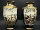 paire de vases asiatiques ornés de figures sur fond noir