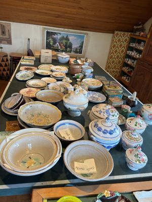 plusieurs assiettes et bols posés sur une table dans une pièce