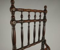 Chaise formant escabeau en bois tourné foncé à quatre marche… (photo 2)