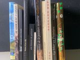 beaucoup de livres qui traînent sur une étagère