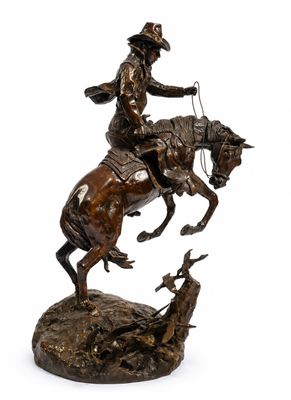 statue en bronze représentant un cow-boy à cheval, muni d'un lasset