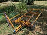 une remorque garée dans l'herbe de la cour