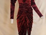 une robe de mannequin avec un cache-cœur en velours rouge et des manches longues