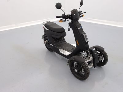 un scooter garé dans une pièce