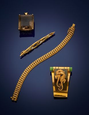 un bracelet en or, une pince à cravate et une montre sur fond bleu
