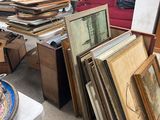 beaucoup d'œuvres d'art, encadrées ou non, posées par terre