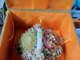 une boîte ouverte contenant un bouquet