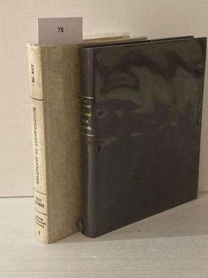 deux livres posés sur une table blanche