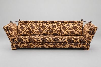une photo d'un canapé orné d'un motif floral