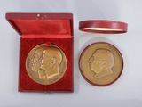 une boîte rouge contenant une médaille d'or et une boîte rouge contenant une médaille d'or