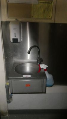un évier en inox équipé d'un pulvérisateur