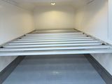 l'intérieur d'un réfrigérateur blanc vide, la porte ouverte
