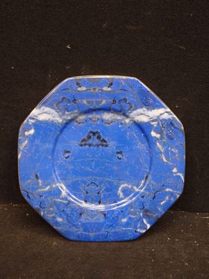 une assiette bleue posée sur une surface noire
