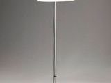 gros plan d'une lampe sur une table avec un cordon