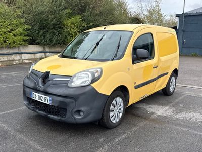 une camionnette jaune garée dans un parking