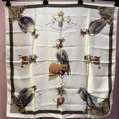 Carré HERMES 100% soie Modèle "Fauconnerie Royal Déduit" dim…
