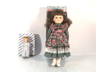 Ensemble de deux poupées, têtes, mains et jambes en biscuit,…
