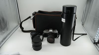 Un sac avec un appareil photo argentix boitier MINOLTA X500 …