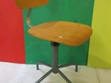 une chaise placée devant un mur coloré