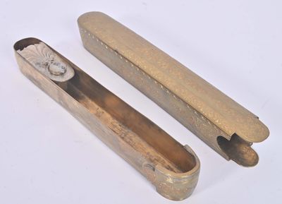 deux morceaux de métal posés sur une surface blanche