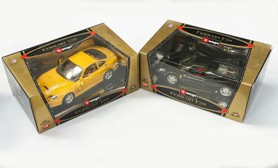 deux boîtes contenant chacune une petite voiture jaune