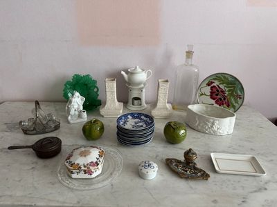 une table sur laquelle sont disposés de nombreux plats et vaisselle