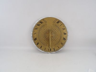 une horloge avec des chiffres romains sur un fond blanc