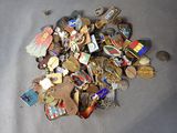 un tas d'objets métalliques divers éparpillés sur le sol