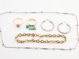 une collection de bijoux comprenant des bagues, des bracelets et des bagues