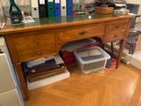 un bureau sur lequel se trouvent tout un tas de dossiers