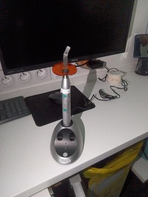 une photo d'un bureau d'ordinateur avec un clavier et un écran