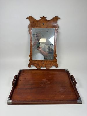 un plateau en bois sur lequel est posé un miroir