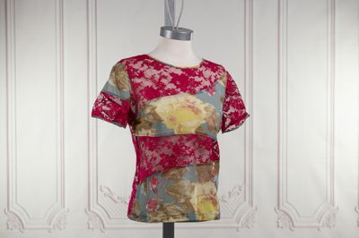 une robe posée sur un présentoir à mannequin, avec un mur blanc en arrière-plan