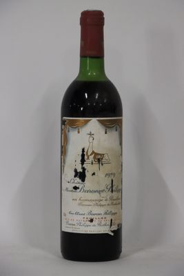 une bouteille de vin posée sur une table