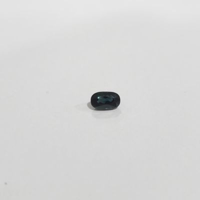 un saphir bleu de forme ovale sur un fond blanc