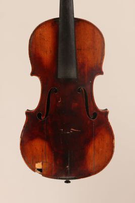 un vieux violon accroché au fond d'un mur blanc