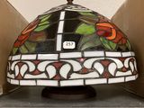 une lampe posée sur une étagère à côté d'une boîte