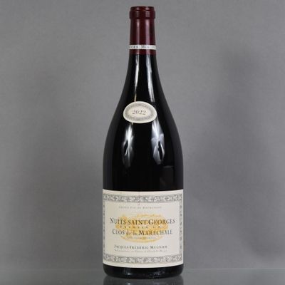 une bouteille de vin posée sur une table en verre