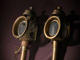deux masques à gaz anciens en laiton sur fond violet