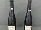 deux bouteilles de vin posées l'une à côté de l'autre sur une table