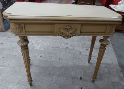 une petite table surmontée d'un tiroir