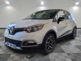 une voiture blanche garée dans une pièce au sol en damier