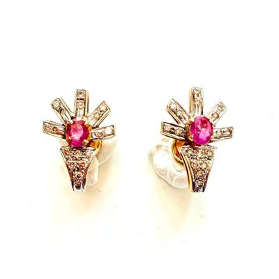 une paire de boucles d'oreilles en saphir rose et diamants sur fond blanc